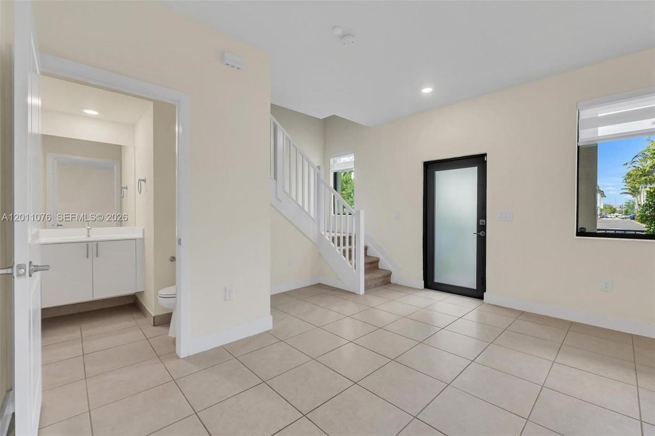 4612 Northwest 83rd Avenue - Photo 5 of 19