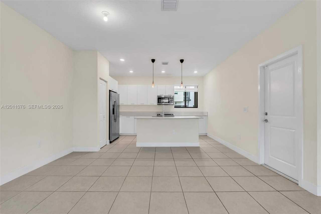 4612 Northwest 83rd Avenue - Photo 7 of 19