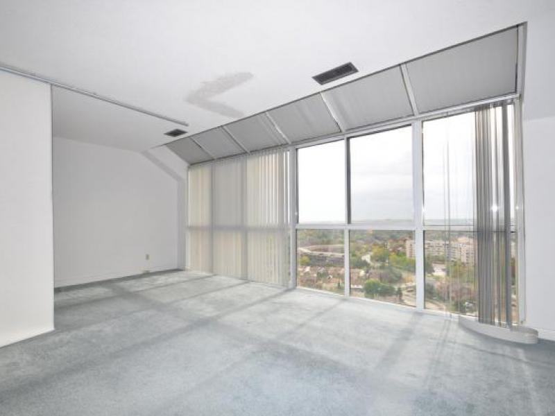 880 Dundas St W - Photo 7 of 9