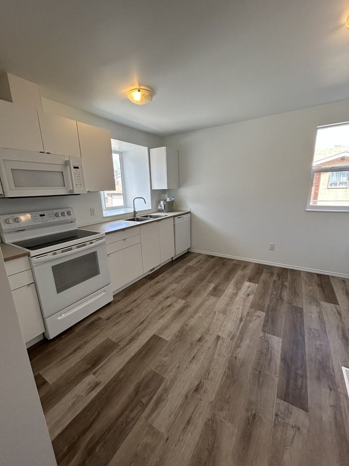 1 MONTH FREE – Modern 3 Bedroom Basement Suite in NW Edmonton | SF234 - Photo 3 of 10