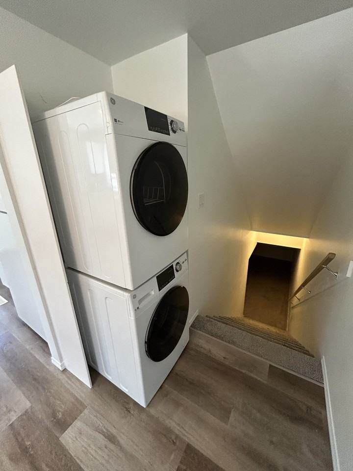 1 MONTH FREE – Modern 3 Bedroom Basement Suite in NW Edmonton | SF234 - Photo 5 of 10