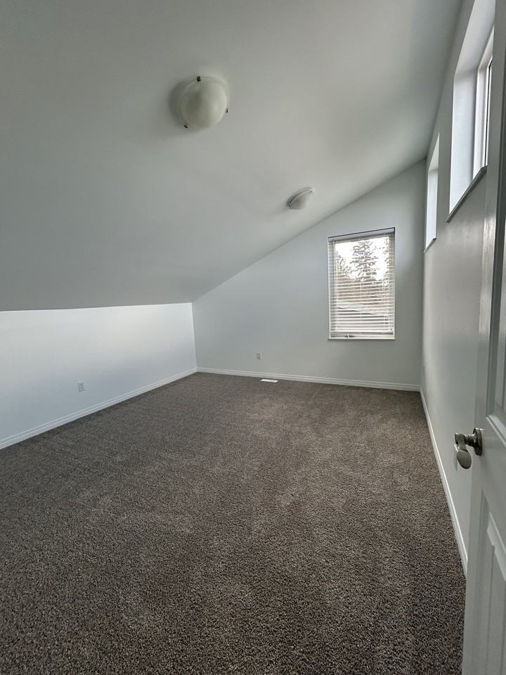 SF222 | 1 Month Free – Spacious 4 Bedroom Main Floor Home – North Edmonton - Photo 3 of 29