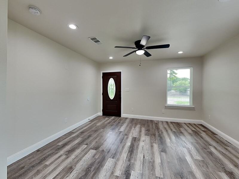 9214 Metz Ave - Photo 2 of 16