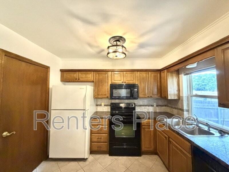 319 W 33rd St - Photo 6 of 19