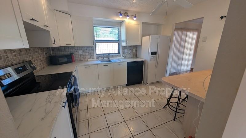 3441 Thunderbird Ave - Photo 7 of 22