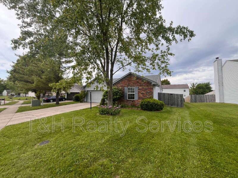 11320 Shady Hollow Ln - Photo 3 of 28