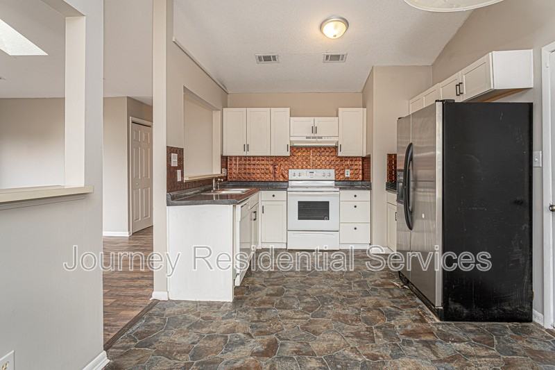 1547 Bingham Dr - Photo 7 of 13