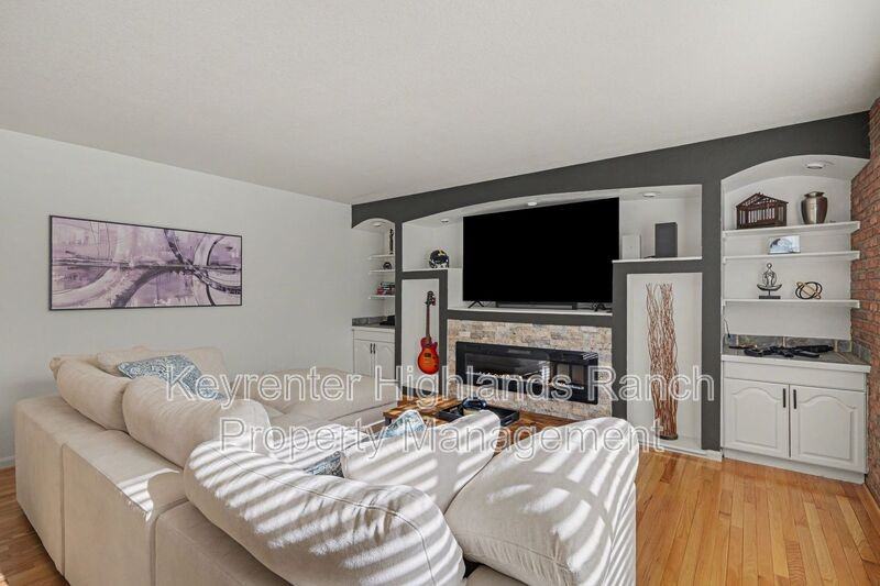 8123 Locust Dr - Photo 3 of 34