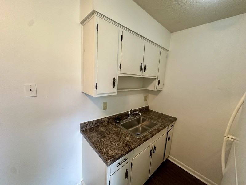 1465 Meadowview Dr #5 - Photo 3 of 9