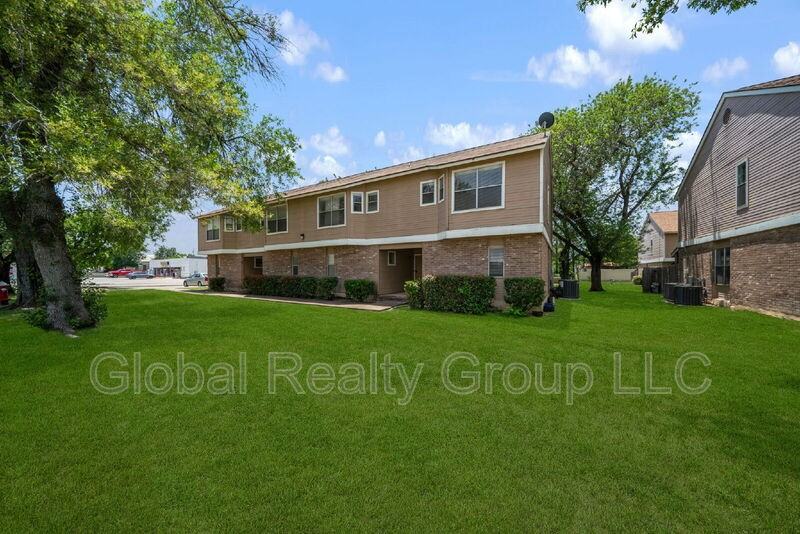 909 Schertz Pkwy - Photo 2 of 32