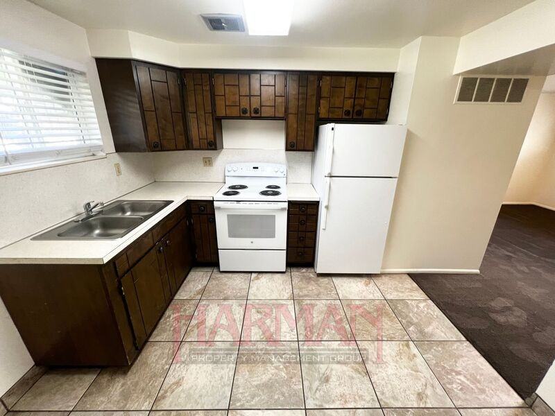 1125 E St - Photo 2 of 19
