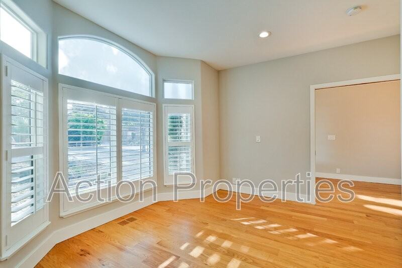 261 Langton Ave - Photo 4 of 36