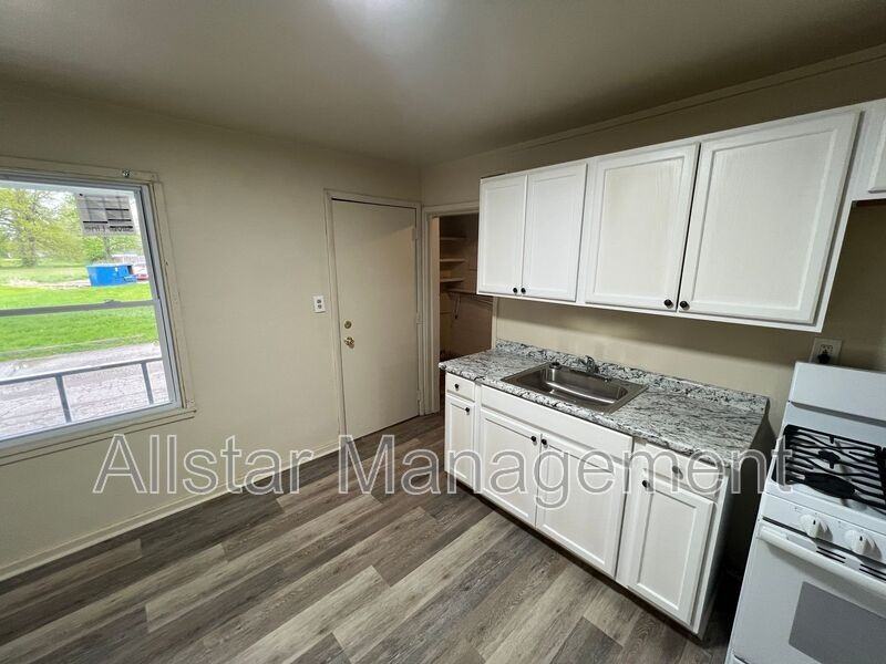 942 S Central Dr - Photo 2 of 15