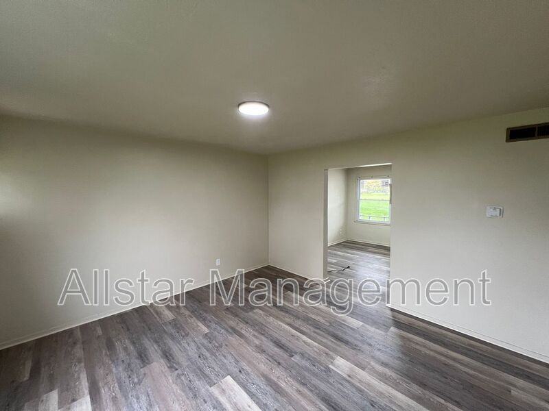 942 S Central Dr - Photo 4 of 15