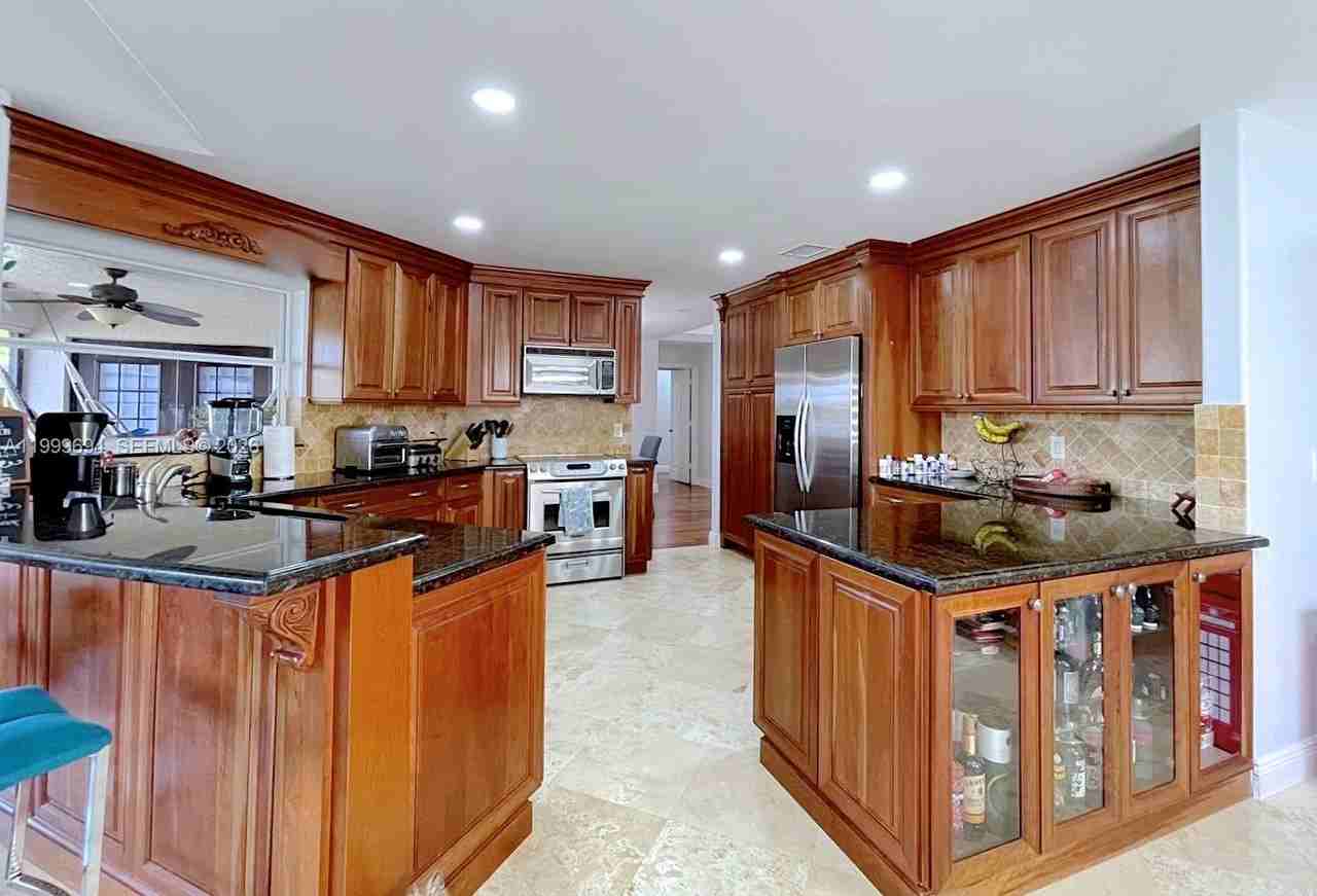 18281 Southwest 22nd Street - Photo 4 of 14