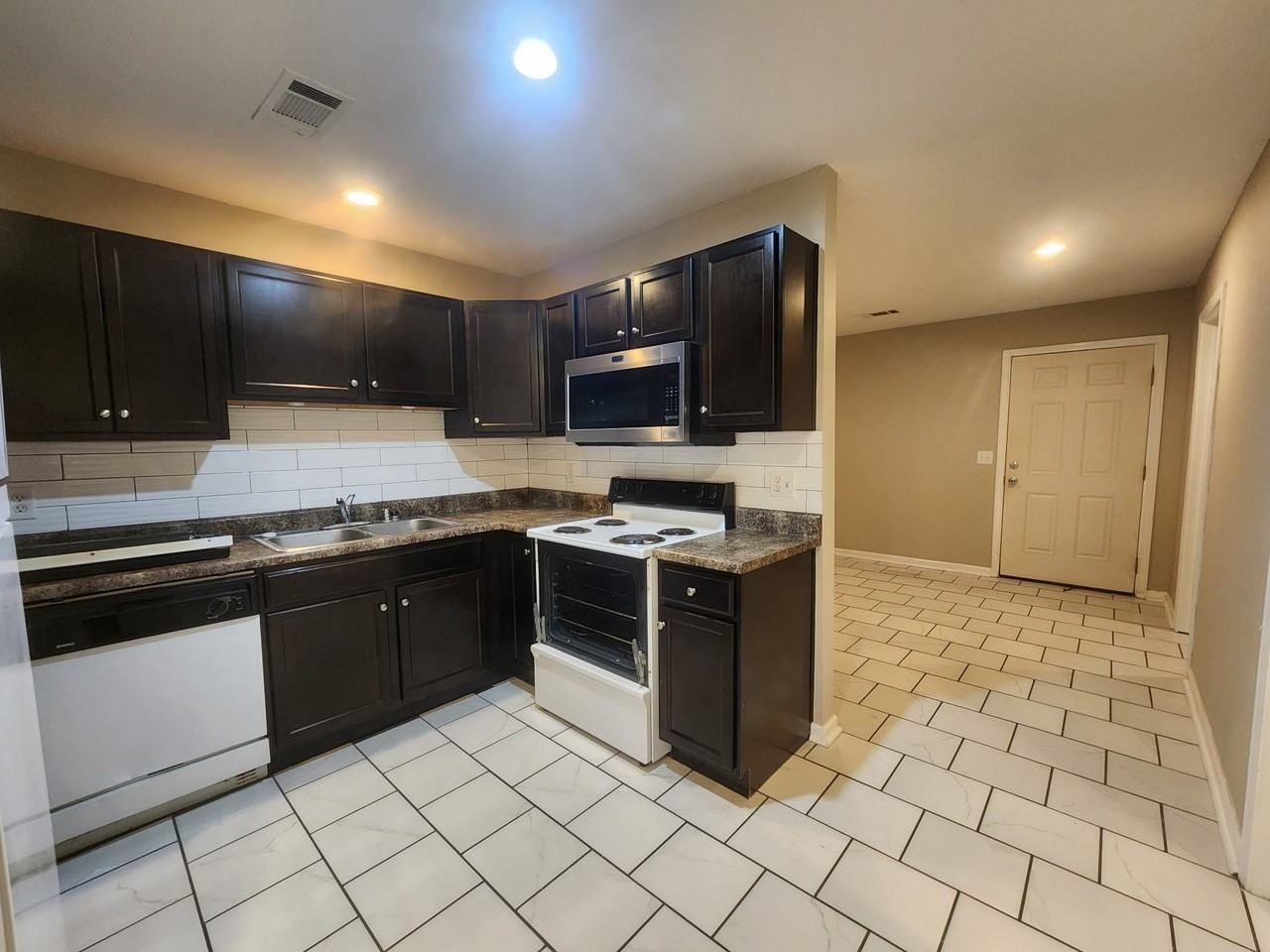 907 Coldwater Rd #A - Photo 6 of 7