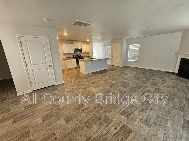 1016 Summerlin Trl - Photo 2 of 15