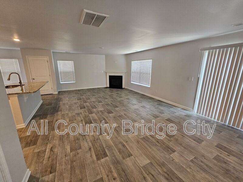 1016 Summerlin Trl - Photo 4 of 15