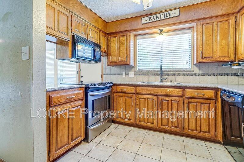 6428 Lago Vista Dr - Photo 6 of 14