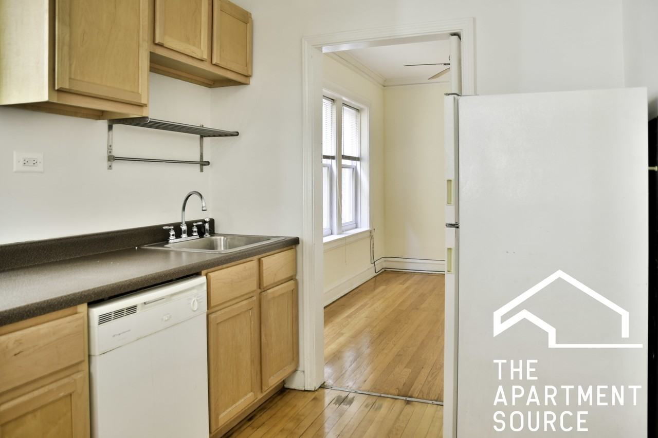 2204 W Foster Ave #2 - Photo 2 of 11