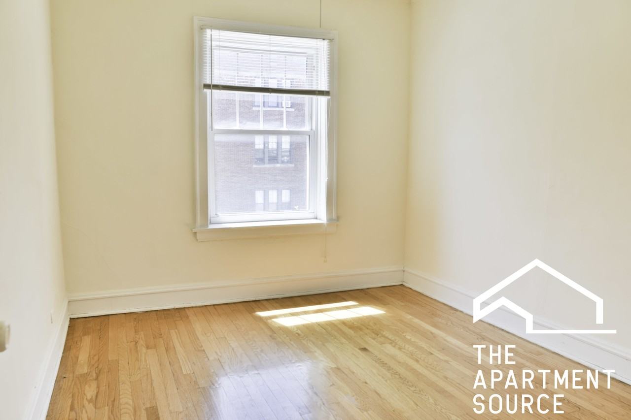 2204 W Foster Ave #2 - Photo 4 of 11