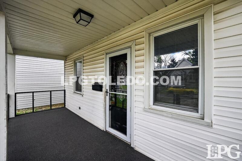 921 Berry St - Photo 5 of 36