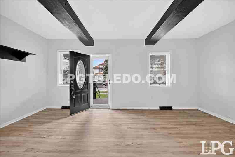 921 Berry St - Photo 7 of 36