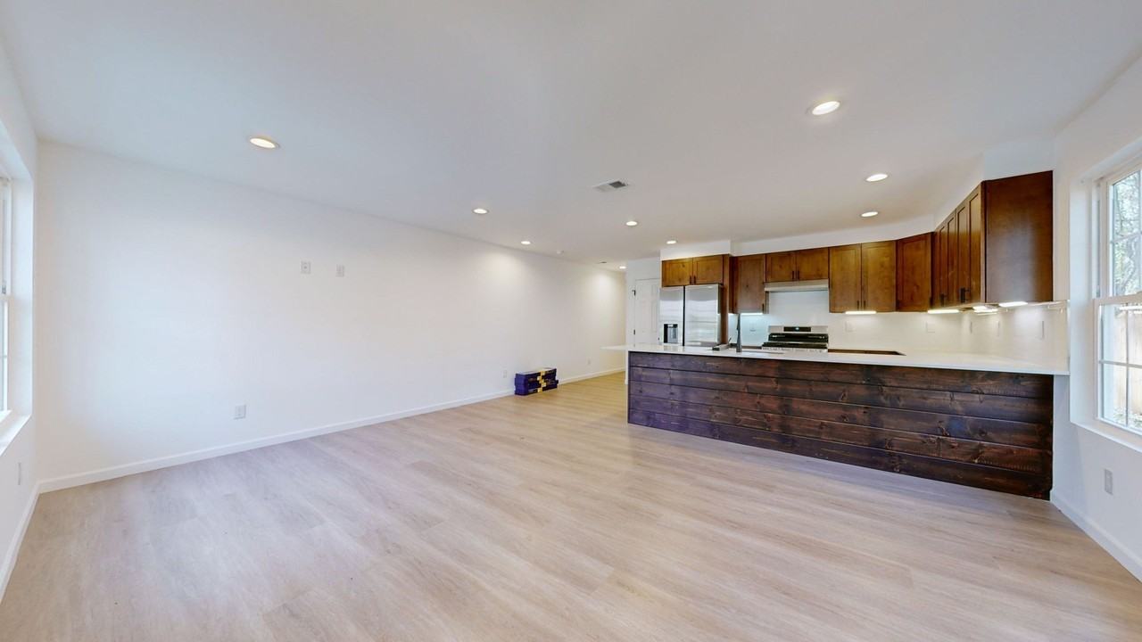 538 E State St #1 - Photo 4 of 27