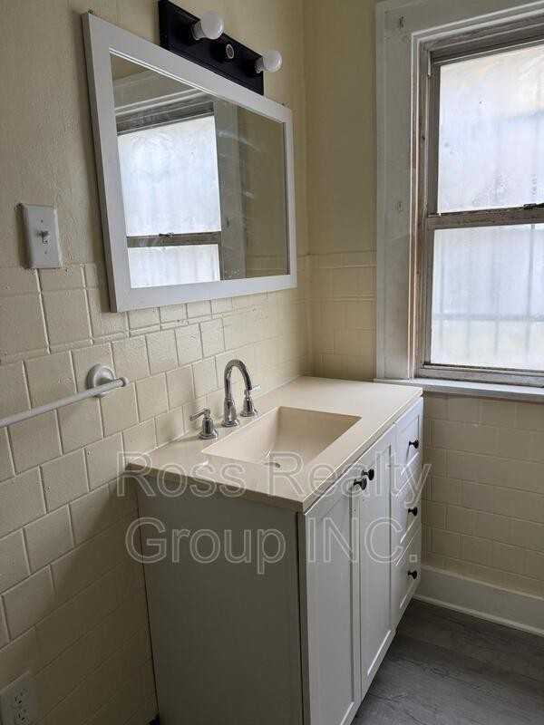 1420 Addington Rd - Photo 4 of 9