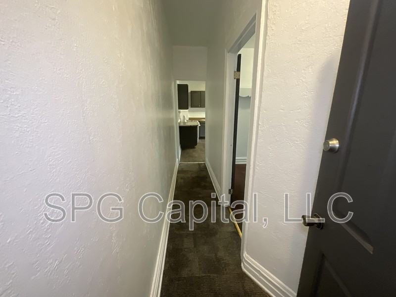 901 W King St - Photo 2 of 10