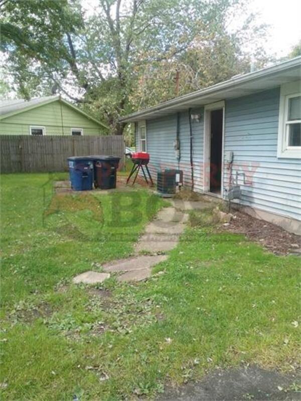 934 Henry St - Photo 2 of 9