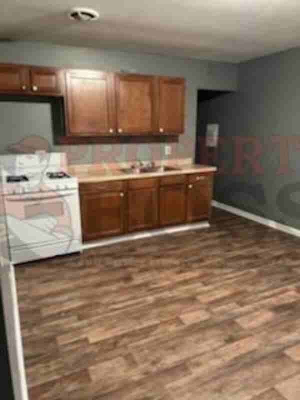 934 Henry St - Photo 4 of 9