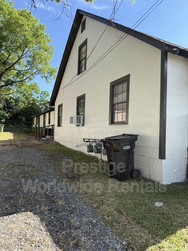 1051 43rd St - Photo 2 of 6