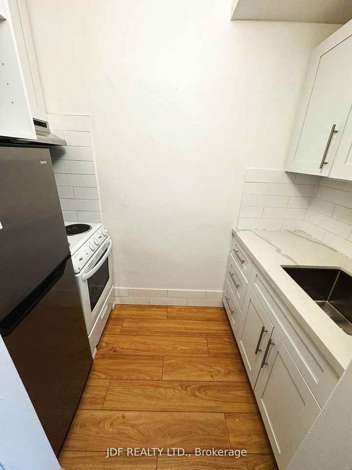 383 Lansdowne Avenue #Main - Photo 7 of 28