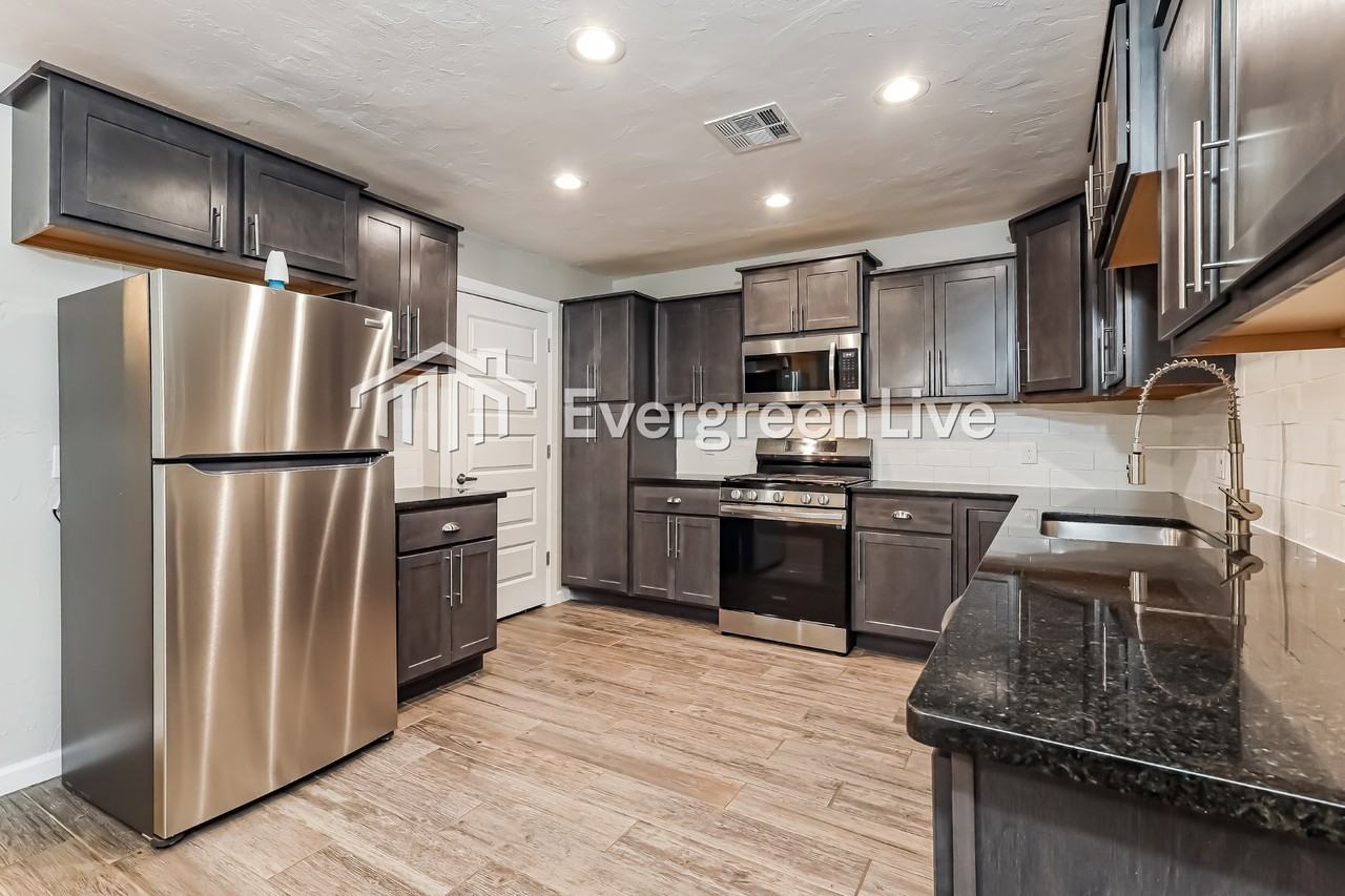7301 Skylark Ln - Photo 7 of 21