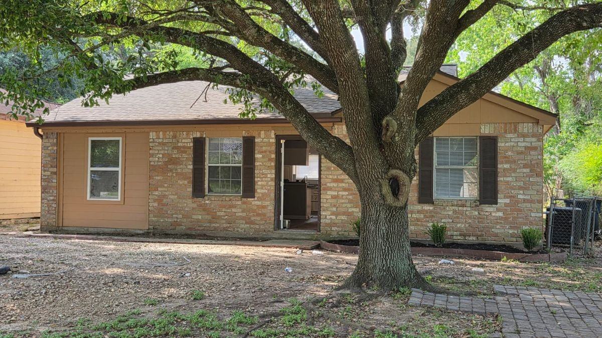 11823 Stonehedge Dr - Photo 2 of 9