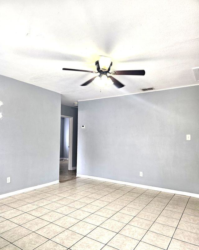 2214 Avenue F Nw - Photo 2 of 8