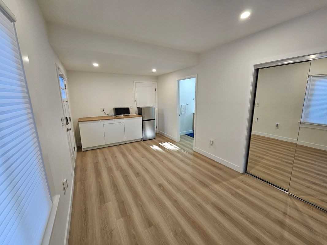 533 N St Andrews Pl - Photo 2 of 8