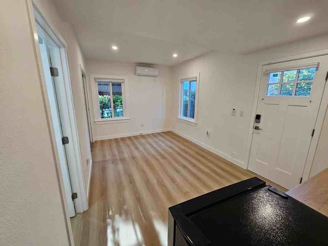 533 N St Andrews Pl - Photo 3 of 8