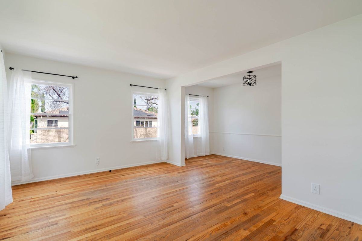 4950 Newcastle Ave - Photo 6 of 27