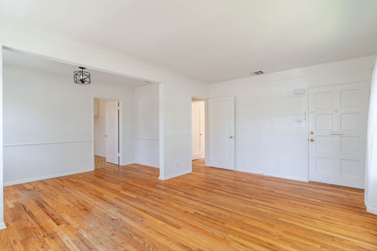 4950 Newcastle Ave - Photo 7 of 27