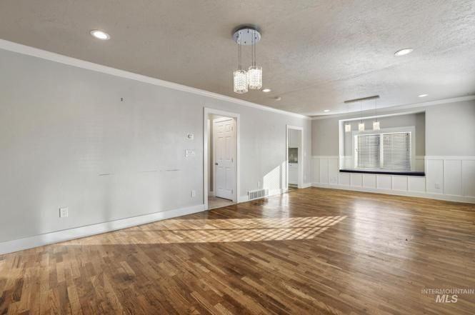 222 Jackson St - Photo 4 of 21