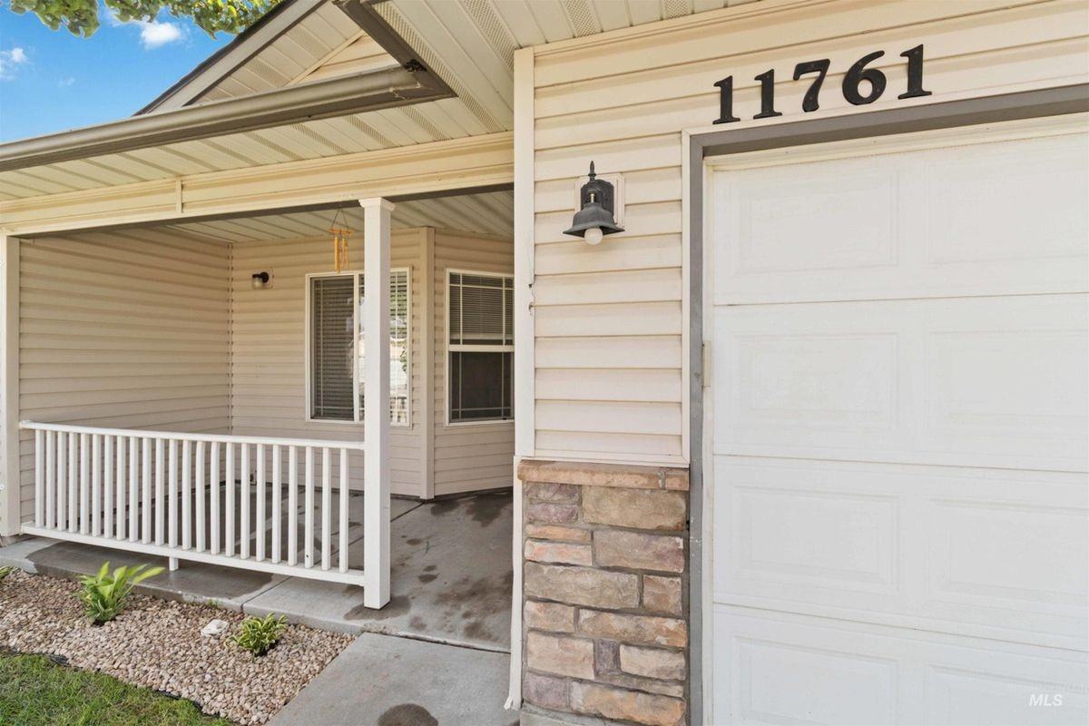 11761 W Blueberry Ave - Photo 2 of 17