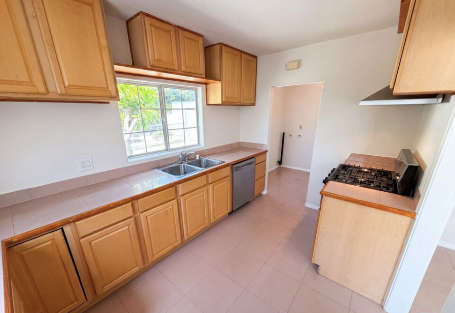 817 S 9th St - Photo 3 of 32