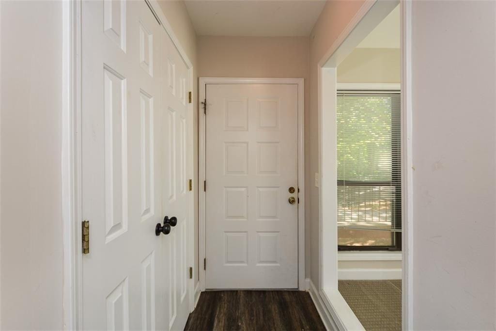 607 Lismore Se - Photo 5 of 37