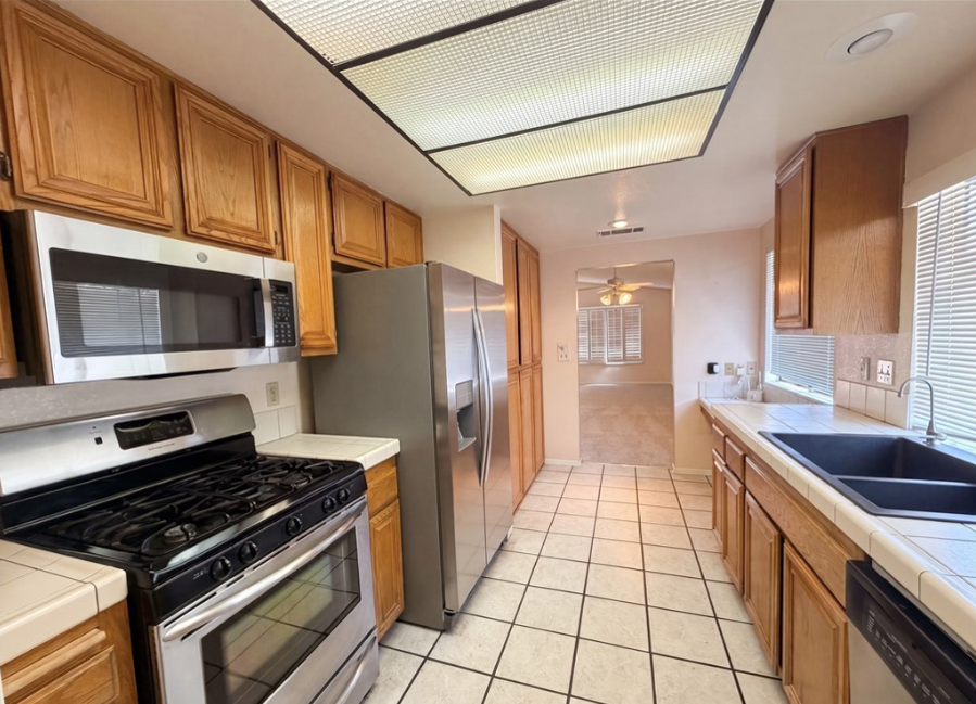 1952 Nuevo St - Photo 5 of 15