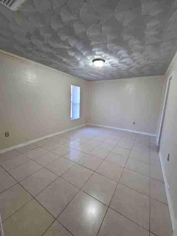 1712 Sw 40th Ter - Photo 3 of 7