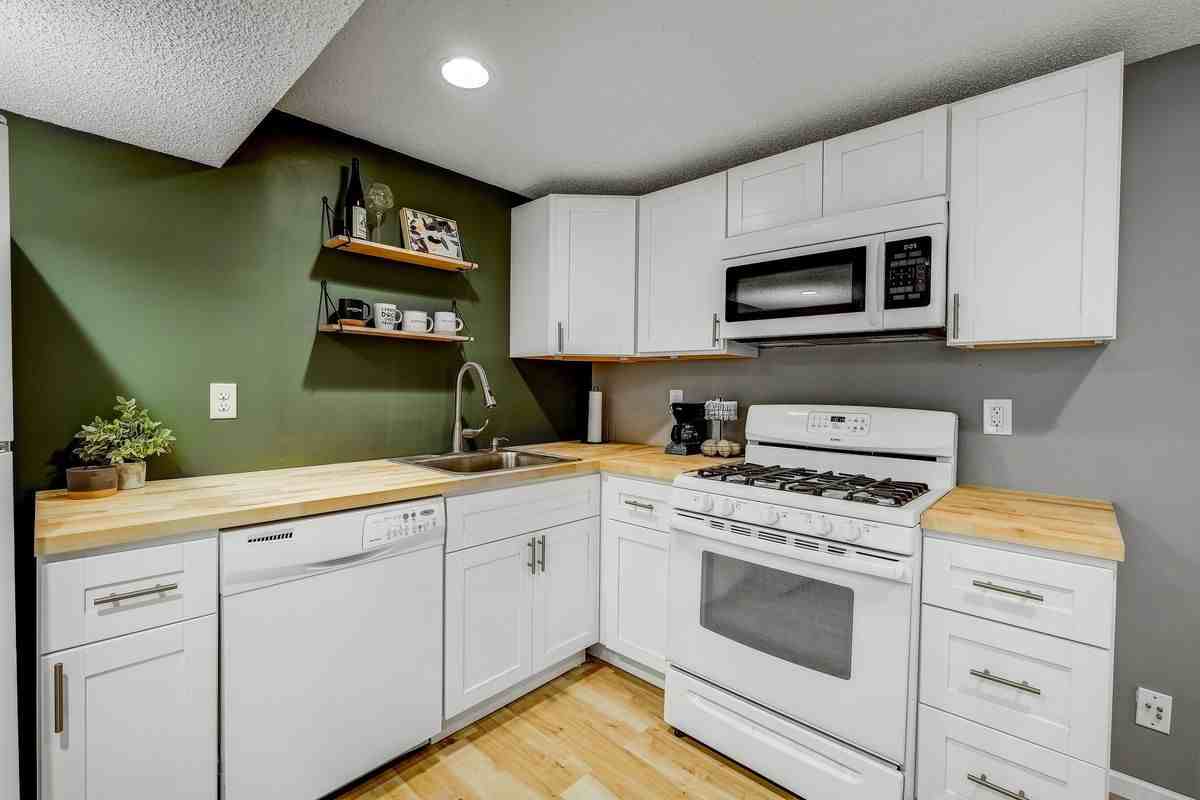 2001 36th Ave Ne - Photo 5 of 15
