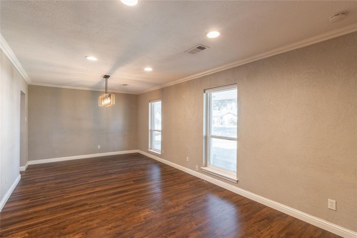 8419 Sharpview Dr - Photo 4 of 14