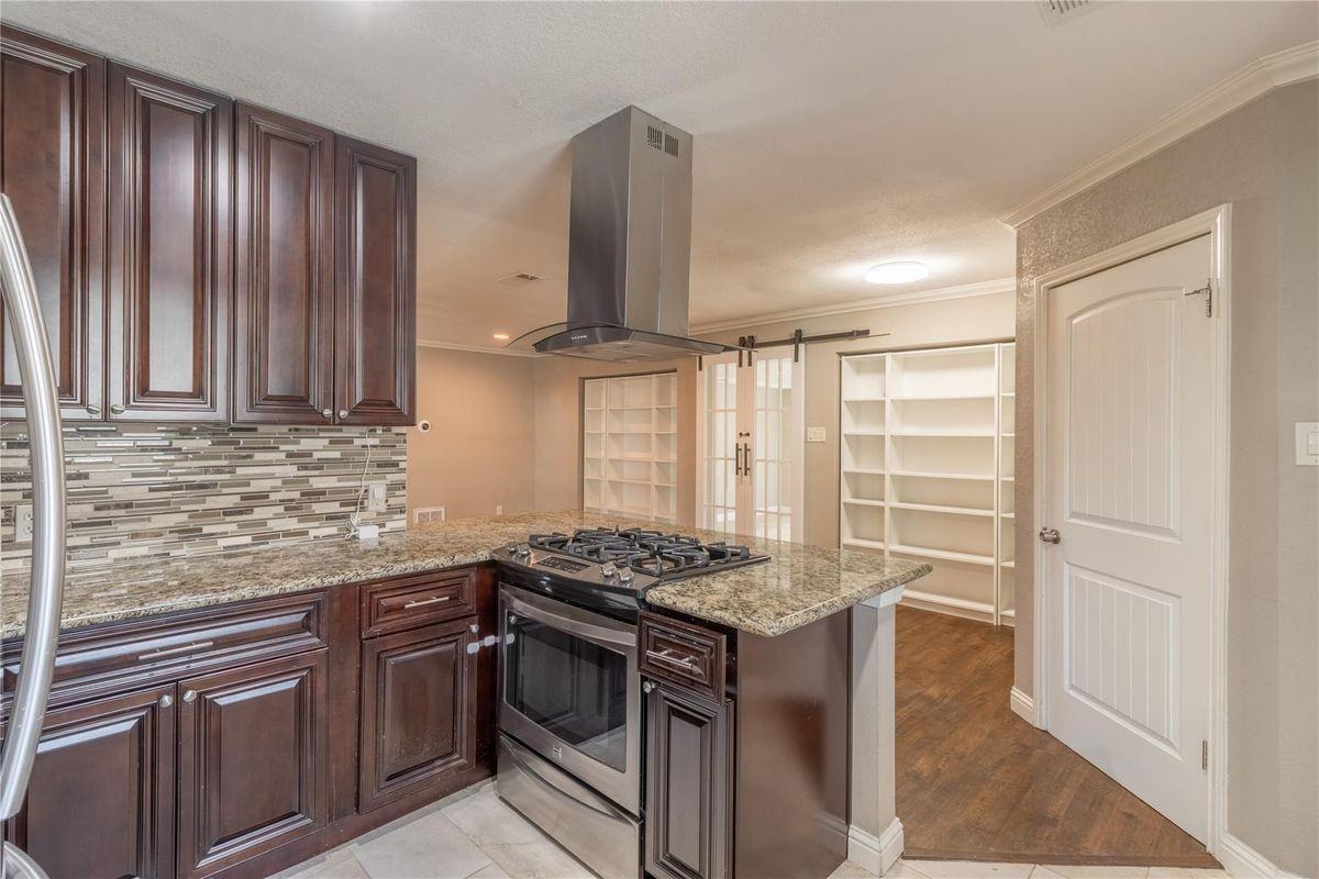 8419 Sharpview Dr - Photo 6 of 14
